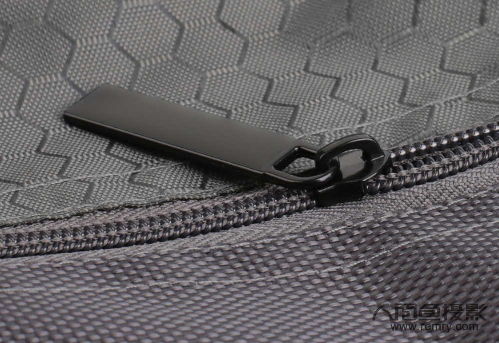 篮球包拉链特显